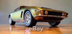 Iso Grifo IR8 Metallic Green / Gold 1/18 Limited Edition 1,000 Pieces