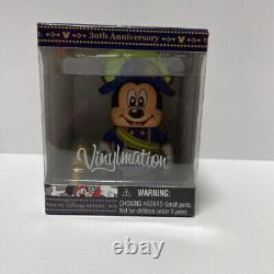 En français, cela se traduirait par : Ensemble de 3 pièces Vinylmation édition limitée non ouvert de Disney