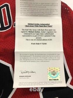Maillot Bulls édition limitée signé par Michael Jordan avec morceau de parquet du dernier match.