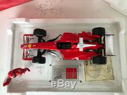 Michael Schumacher 75ème Win Ferrari F1 F2004 Hotwheels 118 Costume Race Piece Coa