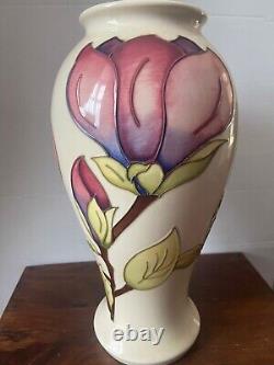 Pièce déclaration REAL de 31 cm - Un magnifique vase Moorcroft édition limitée 'Magnolia'