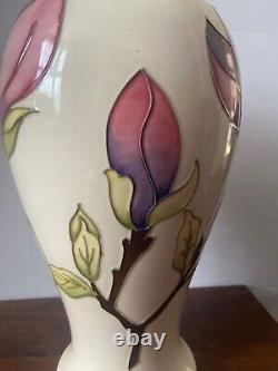 Pièce déclaration REAL de 31 cm - Un magnifique vase Moorcroft édition limitée 'Magnolia'