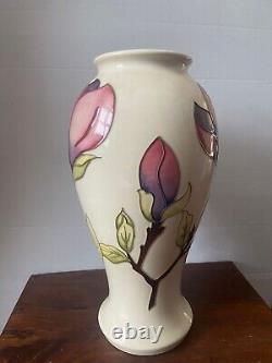 Pièce déclaration REAL de 31 cm - Un magnifique vase Moorcroft édition limitée 'Magnolia'