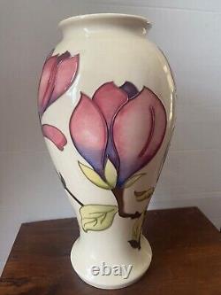 Pièce déclaration REAL de 31 cm - Un magnifique vase Moorcroft édition limitée 'Magnolia'