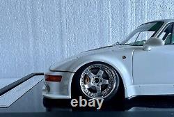 Porsche 964 RWB. Nez incliné Blanc avec intérieur vert Tiffany. Ltd 99 pièces.